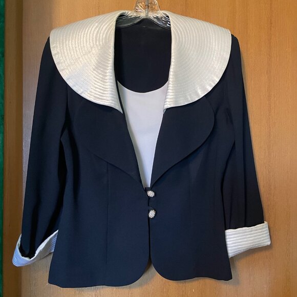 Big White Collar 2 piece blazer and skirt - Picture 2 of 12